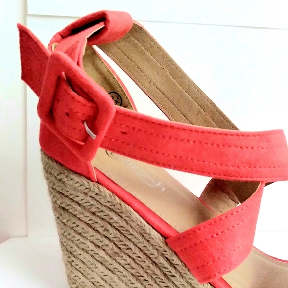 Coral Wedge, ankle adjustable buckle for closure - Picture 4 of 5